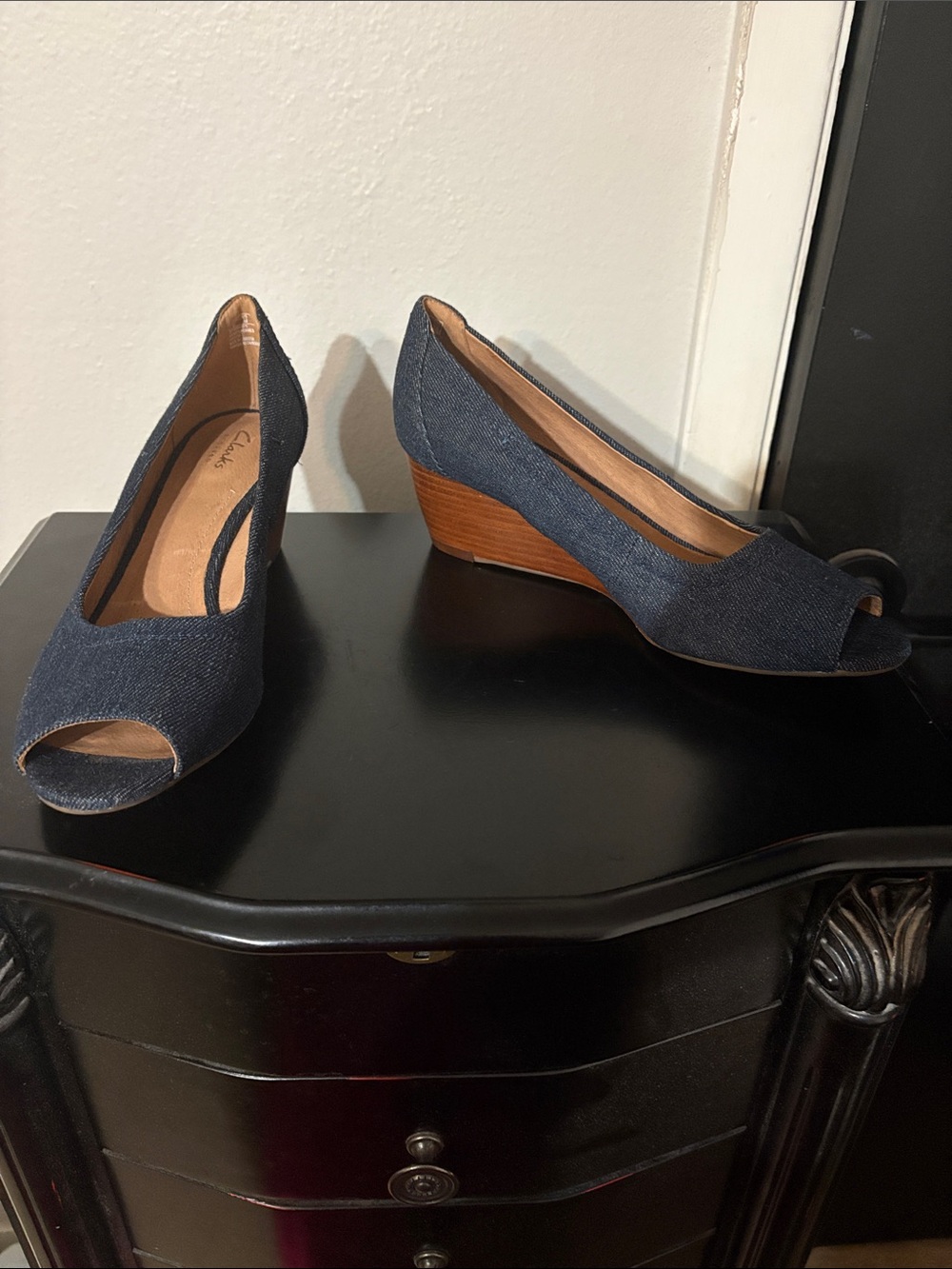 Clarks Artisan Fenim Navy Open-Toe Wedge Pumps size 10W